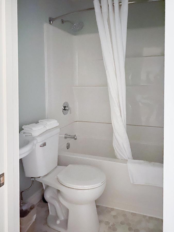 The Bayview - Frances, On - Lakeside Hotel 2*