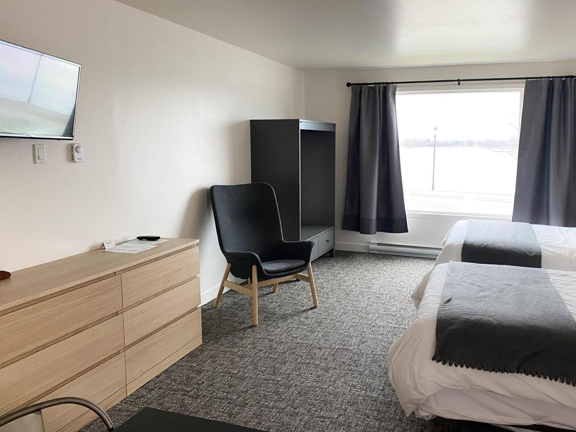The Bayview - Frances, On - Lakeside 2* Fort Frances