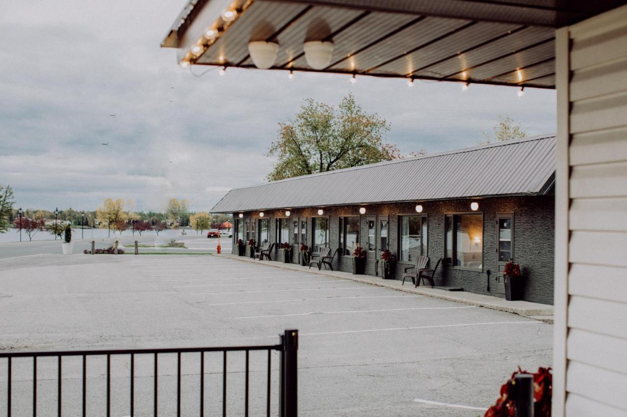 The Bayview - Frances, On - Lakeside Hotel