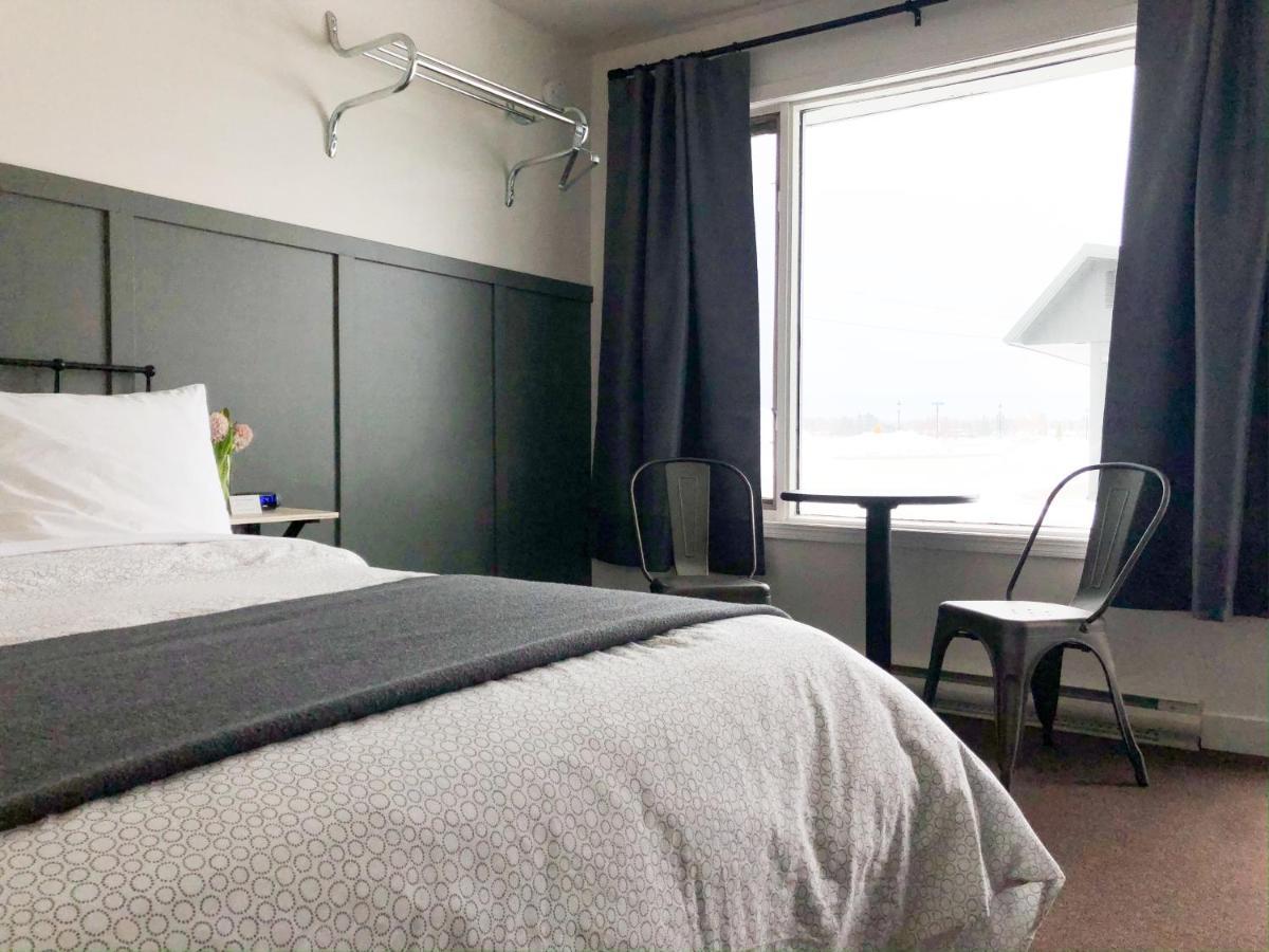 The Bayview - Frances, On - Lakeside Hotel Fort Frances